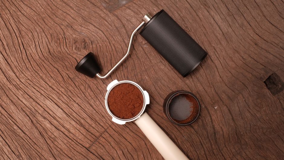 Nên mua cà phê bột hay cà phê hạt? So sánh chi tiết