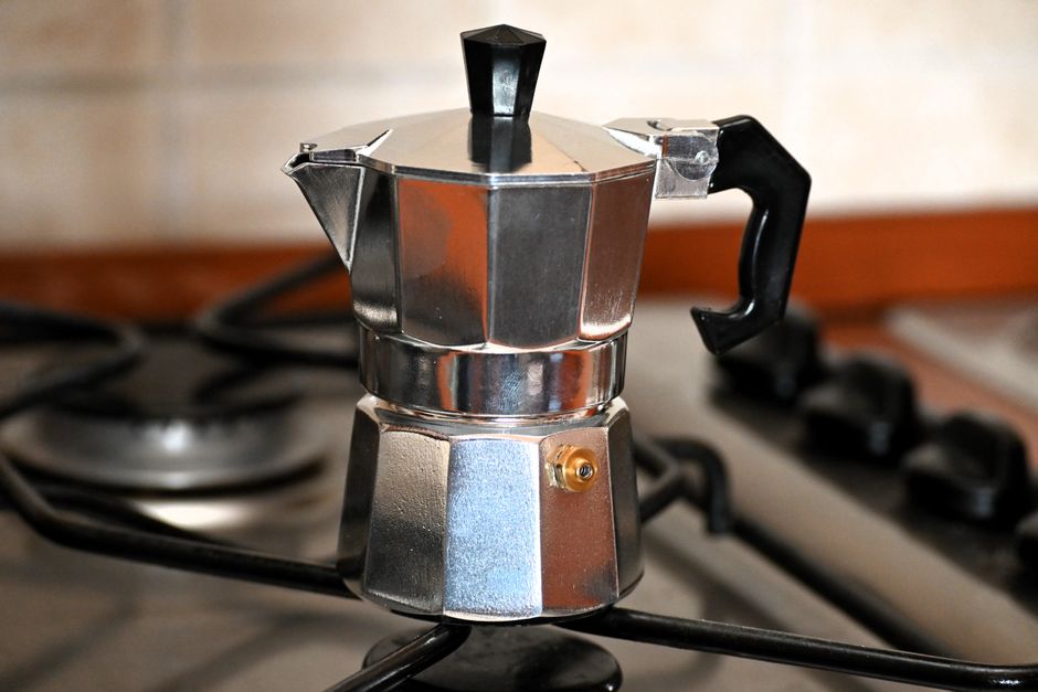 Cách pha cà phê bằng ấm Moka Pot: hướng dẫn và mẹo tránh khét